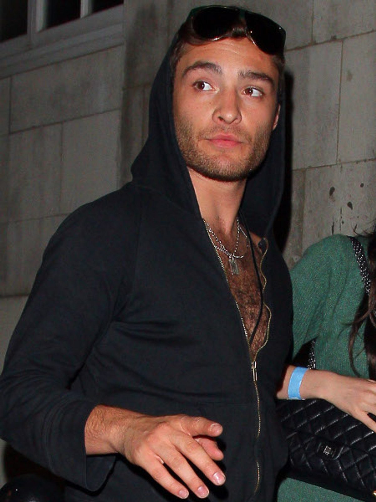 Ed Westwick steht auf Brusthaare