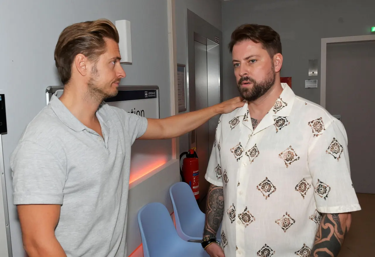 EE9E1 John schaut verzweifelt in die Ferne, während Philipp ihm auf die Schulter klopft. - Foto: RTL / Rolf Baumgartner