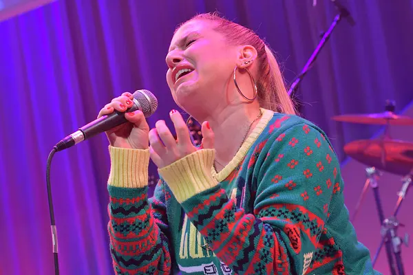 Jeanette Biedermann singt mit viel Emotion in ein Mikrofon.