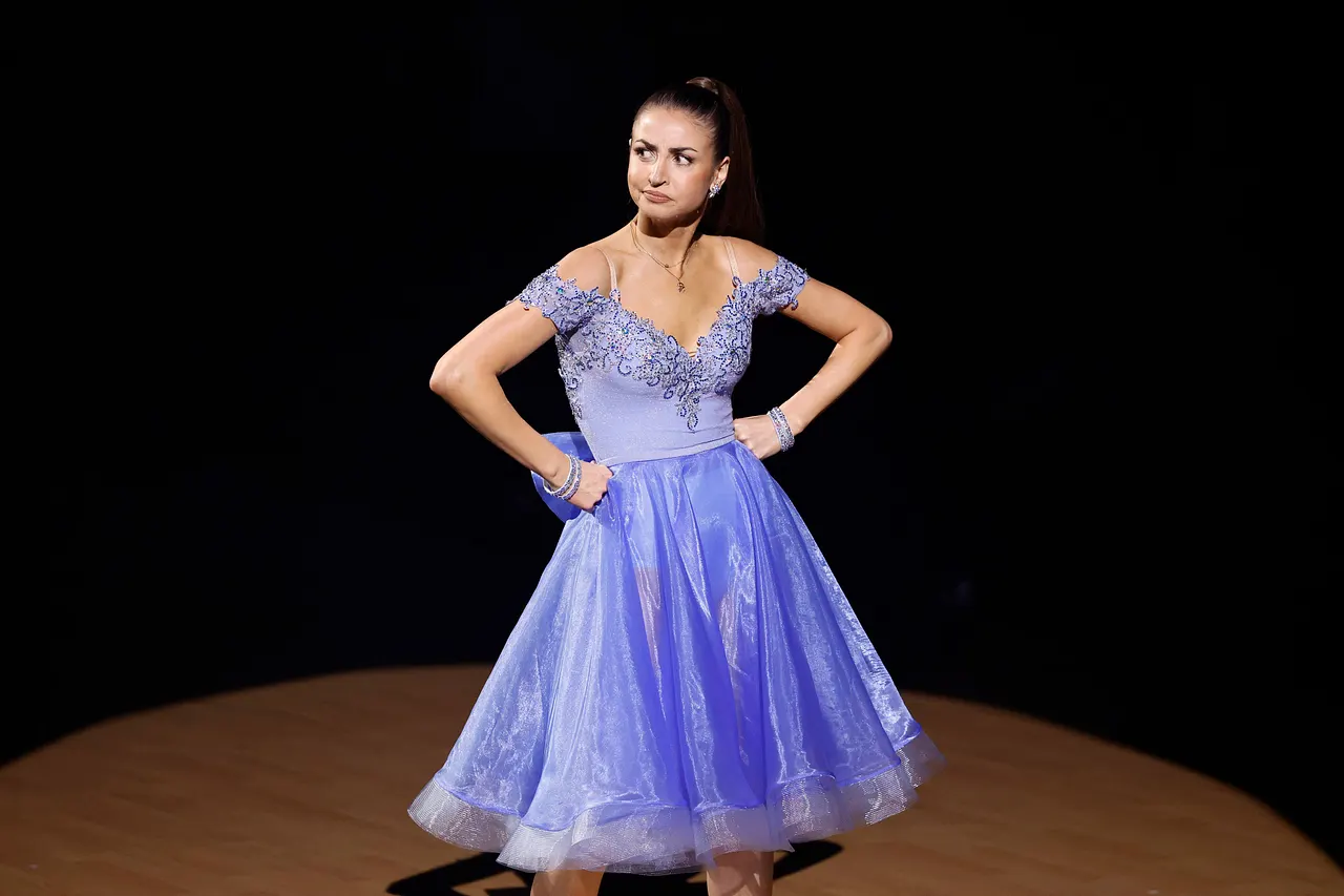 ekaterina-leonova-freund-ilya-macht-viel-mit Ekaterina Leonova steht auf dem Lets Dance-Parkett und stemmt die Hände in die Taille. - Foto: IMAGO / Panama Pictures