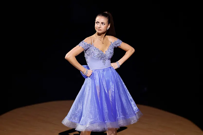 Ekaterina Leonova steht auf dem "Let's Dance"-Parkett und stemmt die Hände in die Taille.