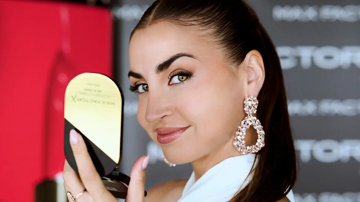 Ekaterina Leonova posiert mit einem Max Factor-Produkt