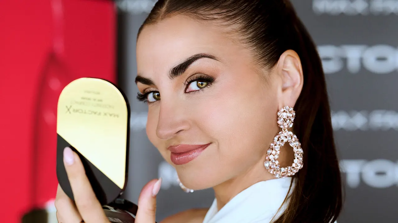 Ekat über Schminke und Natürlichkeit Ekaterina Leonova posiert mit einem Max Factor-Produkt - Foto: Jan Rickert