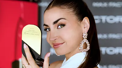 Ekaterina Leonova posiert mit einem Max Factor-Produkt