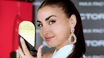 Ekaterina Leonova posiert mit einem Max Factor-Produkt