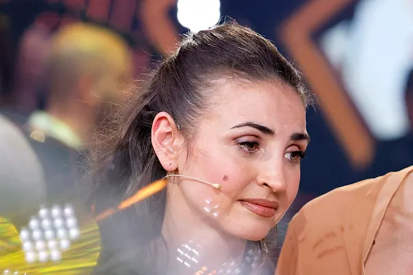 Ekaterina Leonova mit ernstem Gesichtsausdruck vor dem Pokal.