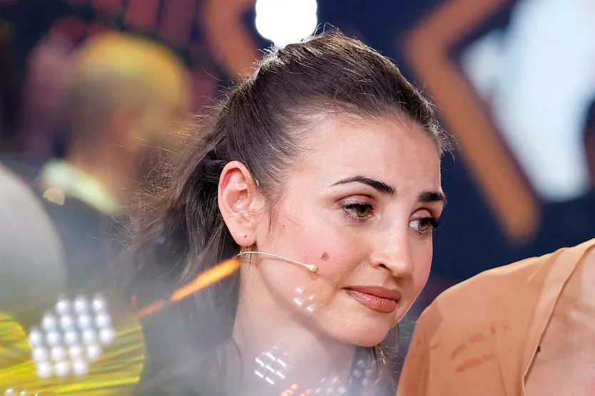 Ekaterina Leonova mit ernstem Gesichtsausdruck vor dem Pokal.