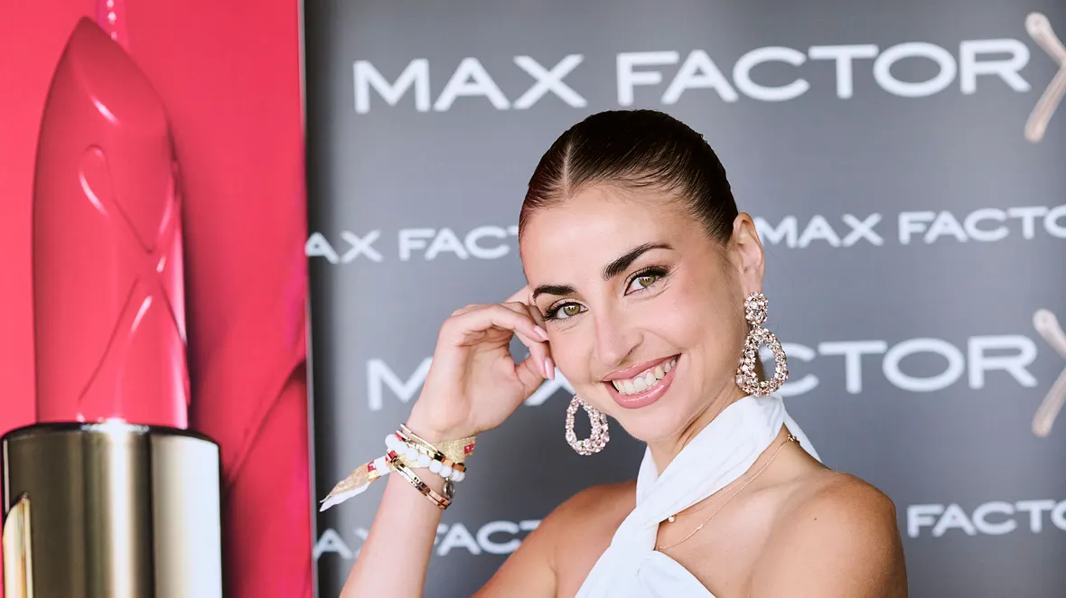 Ekaterina Leonova posiert vor einem Max Factor-Plakat Ekaterina Leonova posiert vor einem Max Factor-Plakat