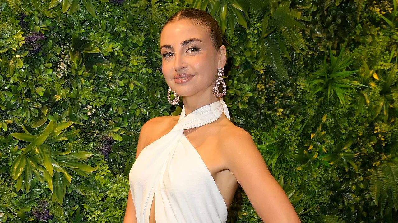 Hat Ekat einen Neuen? Ekaterina Leonova posiert in weißem Kleid vor einer begrünten Wand - Foto: Imago/Future Image