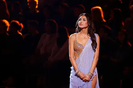 Ekaterina Leonova schaut in einem lilafarbenen Kleid ernst nach oben.