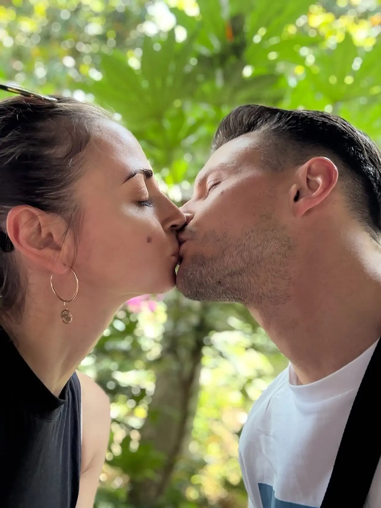 Ekaterina Leonova und Freund Ilya sind überglücklich Ekaterina Leonova und Freund Ilya Viarmenich küssen sich vor Waldkulisse. - Foto: Instagram/Ekatleonova