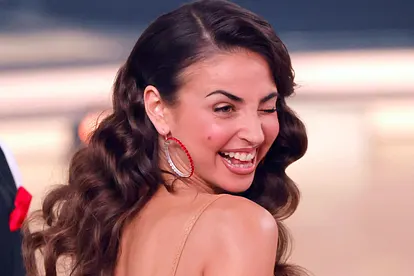 Ekaterina Leonova zwinkert ihren "Let's Dance"-Fans auf der Bühne zu.