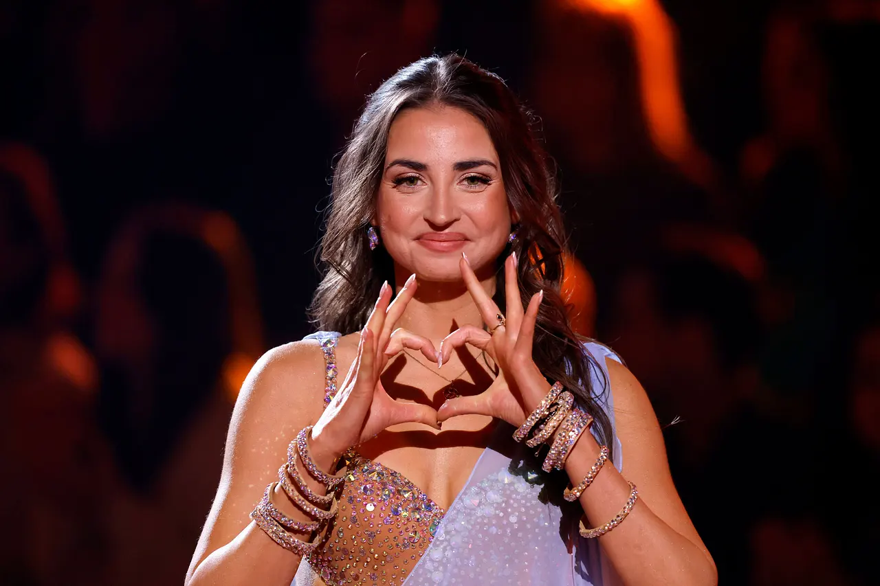 ekaterina-leonova-video-mit-freund-ilyas-imago471369975 Ekaterina Leonova zeigt auf dem Lets Dance-Parkett mit den Händen ein Herzchen. - Foto: IMAGO / Panama Pictures