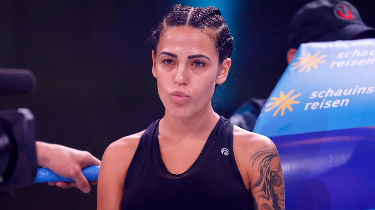 Elena Miras getrennt Elena Miras im Boxring 2020. Jetzt hat sie sich von ihrem Freund getrennt - Foto: IMAGO / Future Image