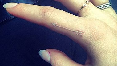 Ellie Goulding hat sich einen weißen Pfeil stechen lassen. - Foto: Instagram