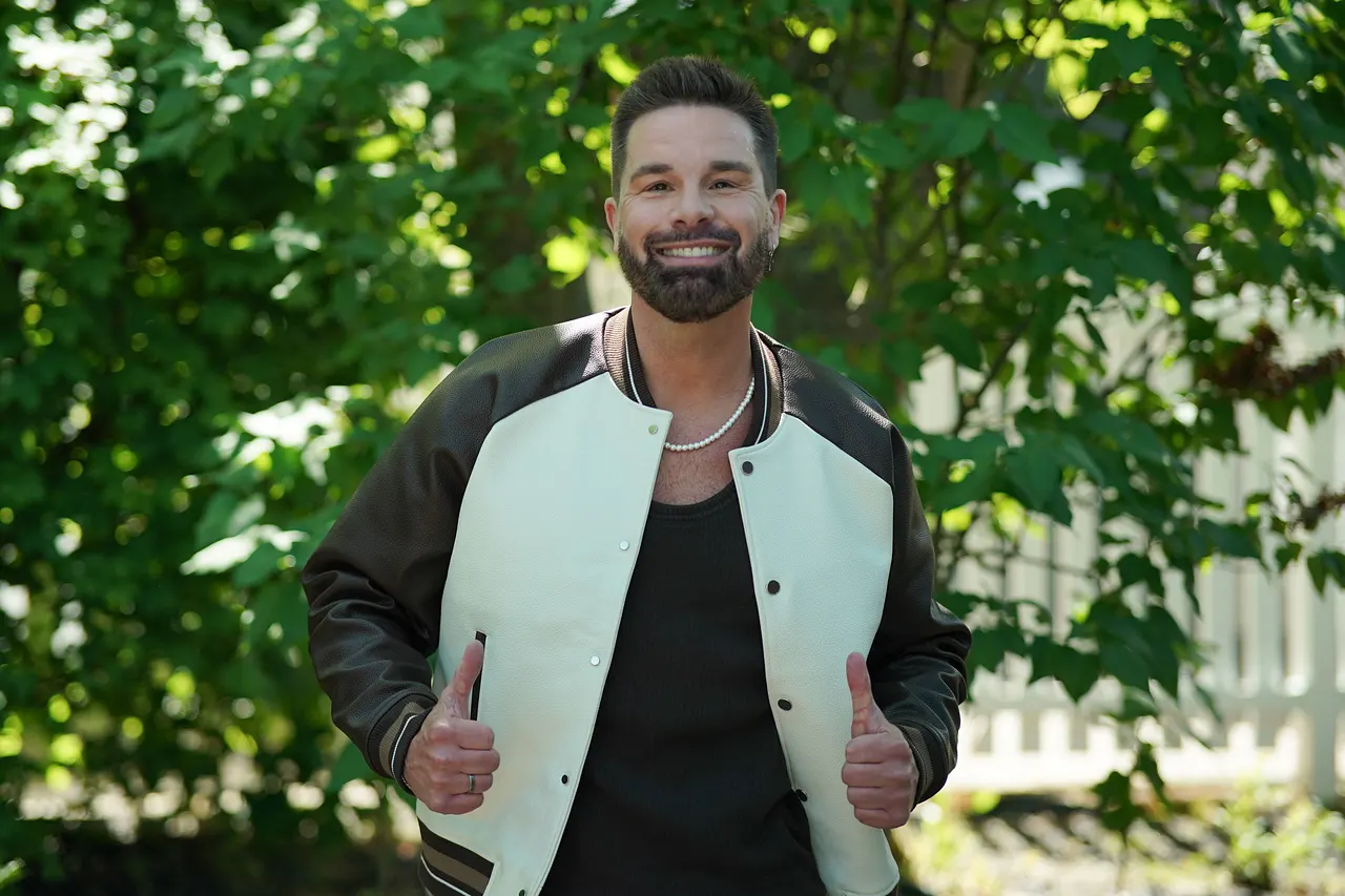 eloy-de-jong-hochzeit-ibo-imago817662478 Eloy de Jong strahlt in die Kamera. Könnte er sich vorstellen, seinen Partner nach fast 18 gemeinsamen Jahren zu heiraten? - Foto: IMAGO / BOBO
