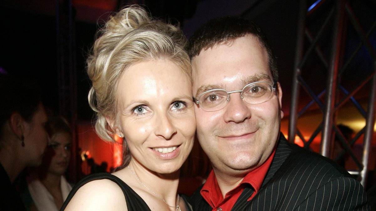 Elton mit seiner Frau Yvonne Duszat