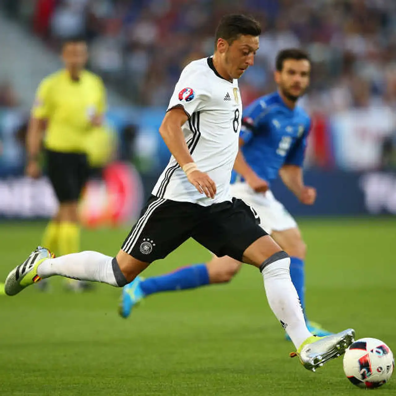 EM-Held Mesut Özil: Wessen Name ziert seinen Fußballschuh? EM-Held Mesut Özil: Wessen Name ziert seinen Fußballschuh? - Foto: Getty Images
