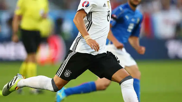 EM-Held Mesut Özil: Wessen Name ziert seinen Fußballschuh?