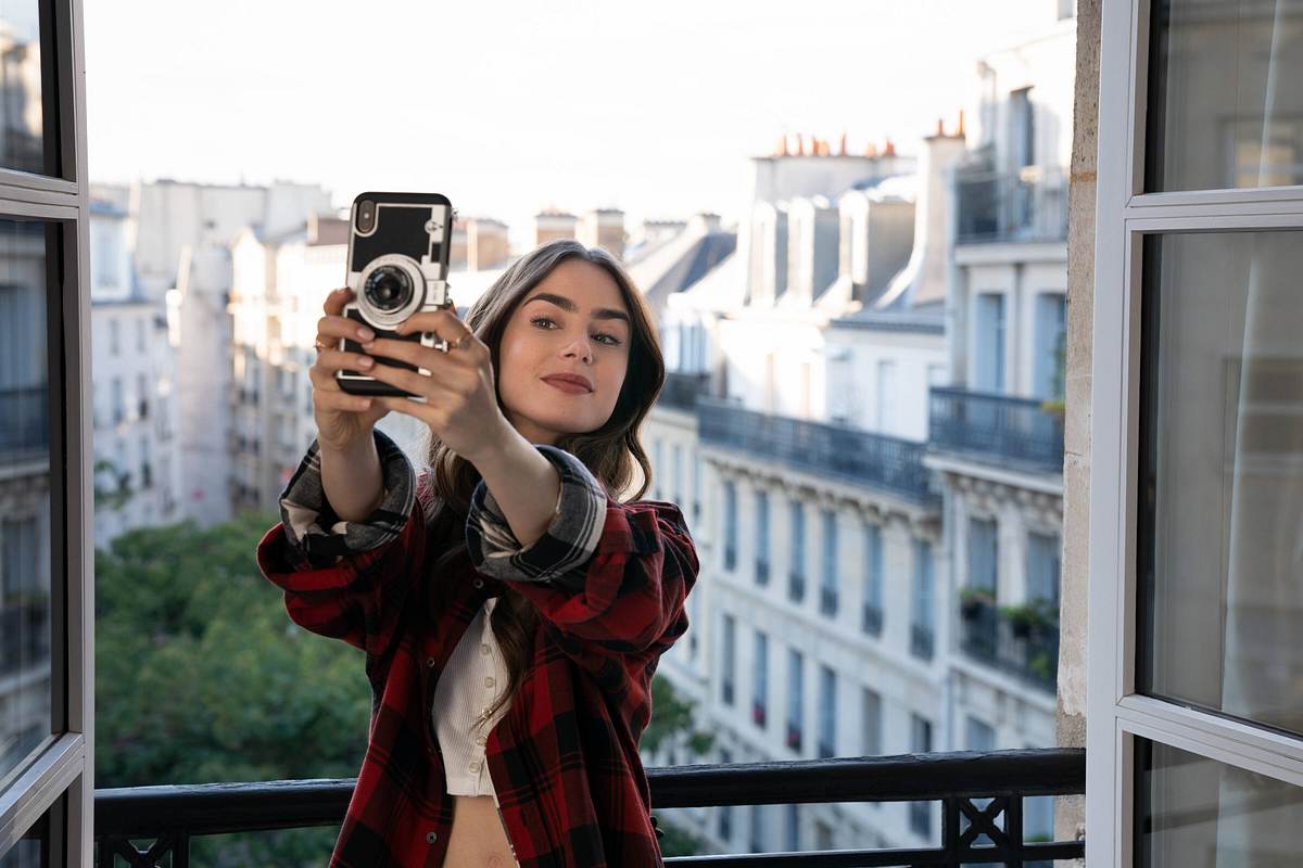 Emily in ihrer Wohnung in Paris