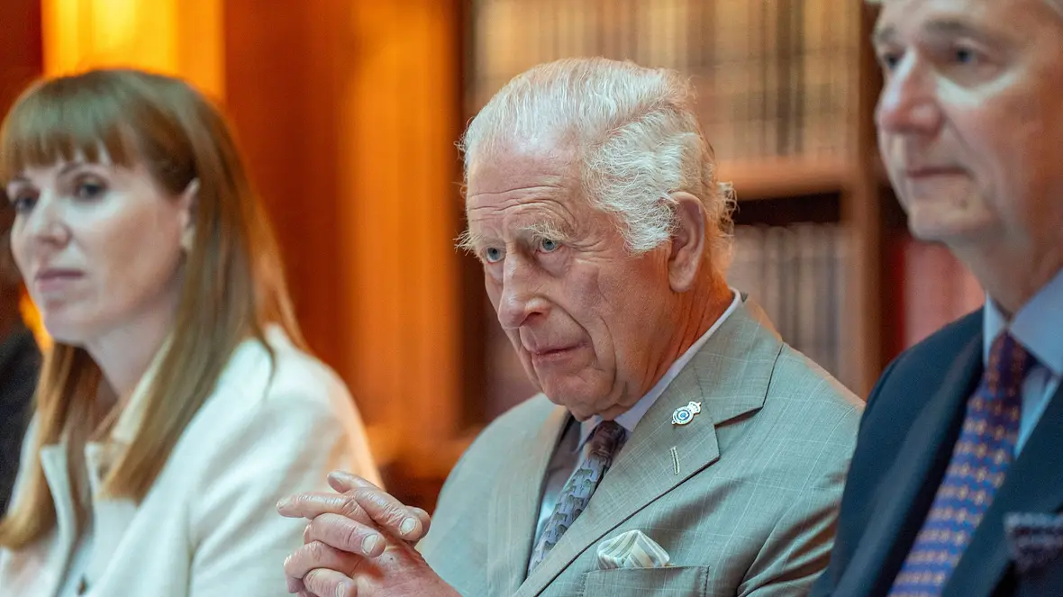 Erste große Auslandsreise: König Charles