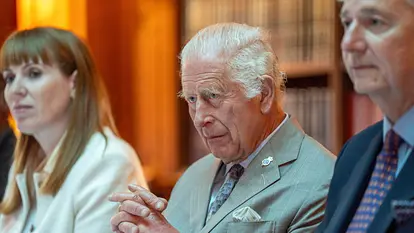 Erste große Auslandsreise: König Charles