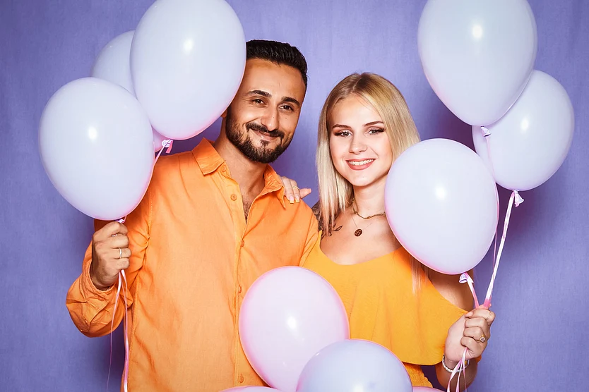 Estefania Wollny und Ali lächeln in die Kamera