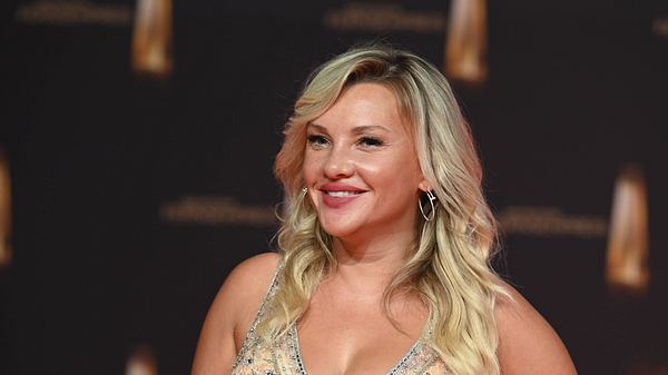 Evelyn Burdecki in einem Abendkleid - Foto: IMAGO / Horst Galuschka