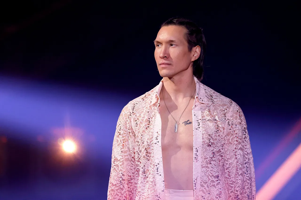 Evgeny Vinokurov trägt ein offenes Hemd und sieht sehr ernst aus. Dem Lets Dance-Star kommen aktuell Zweifel.