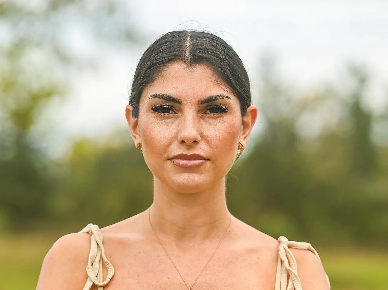 Yeliz Koc posiert mit verschränkten Armen für Prominent getrennt - Foto: RTL