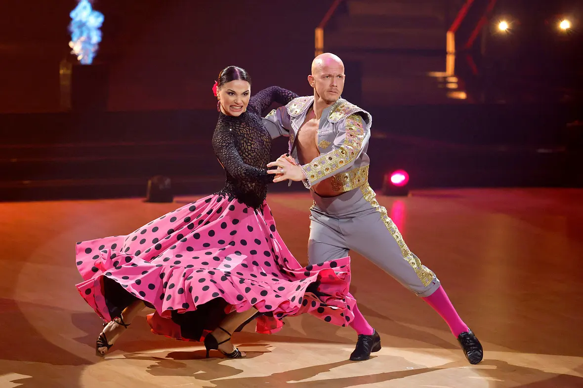Anastasia Maruster & Fabian Hambüchen tanzen den Paso Doble zu "Gallito" in Flamenco und Torero-Kostümen bei "Let's Dance" Anastasia Maruster & Fabian Hambüchen tanzen den Paso Doble zu "Gallito" in Flamenco und Torero-Kostümen bei "Let's Dance"