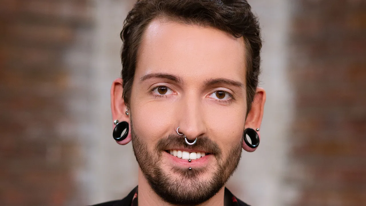 Fabian Kahl von "Bares für Rares" ist Schlossherr Fabian Kahl von Bares für Rares ist Schlossherr - Foto: ZDF/Alexandra Jäde