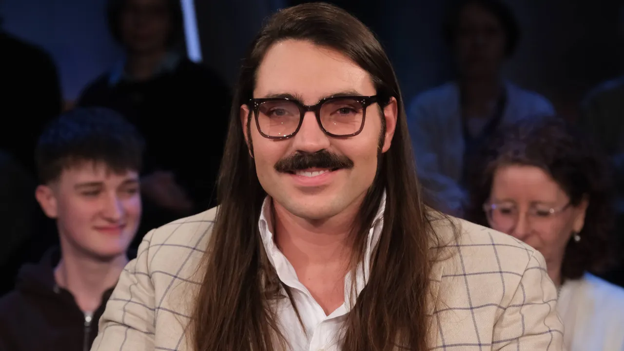 Fabio Knez neue Frisur Fabio Knez im März zu Gast in der NDR Talk Show - Foto: IMAGO / Stephan Wallocha