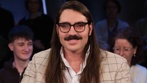 Fabio Knez im März zu Gast in der NDR Talk Show - Foto: IMAGO / Stephan Wallocha