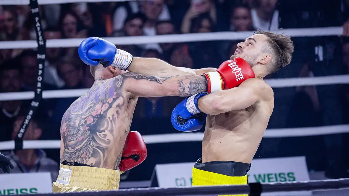 Zwei Boxer kämpfen im Ring