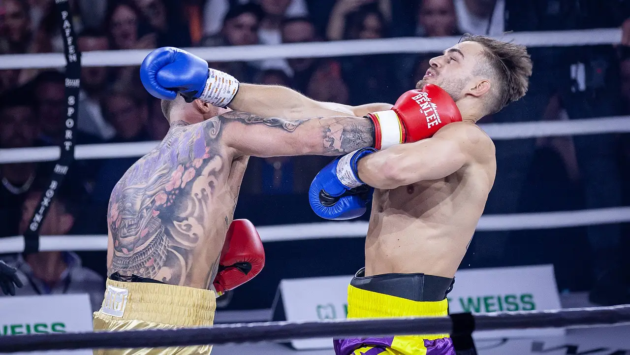 Fame Fighting 2023 Zwei Boxer kämpfen im Ring - Foto: IMAGO / Beautiful Sports