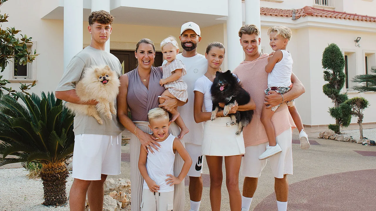 Familie Weiß Virginia und Andrew Weiß mit ihren sechs Kindern - Foto: RTLZWEI