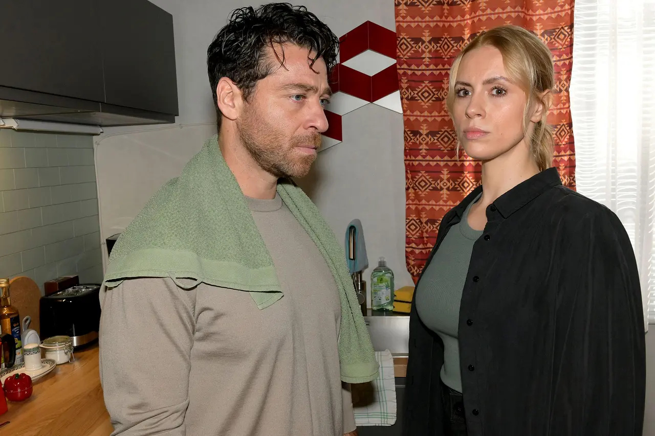 Carlos und Zoe schauen resiginiert in unterschiedliche Richtungen. - Foto: RTL /Rolf Baumgartner Carlos und Zoe schauen resiginiert in unterschiedliche Richtungen.