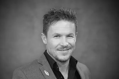 Schwarz-weiß Bild von Felix Baumgartner.