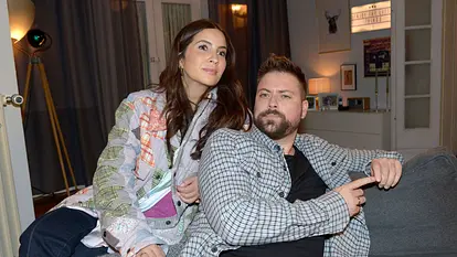 Laura (Chryssanthi Kavazi) und John (Felix von Jascheroff)