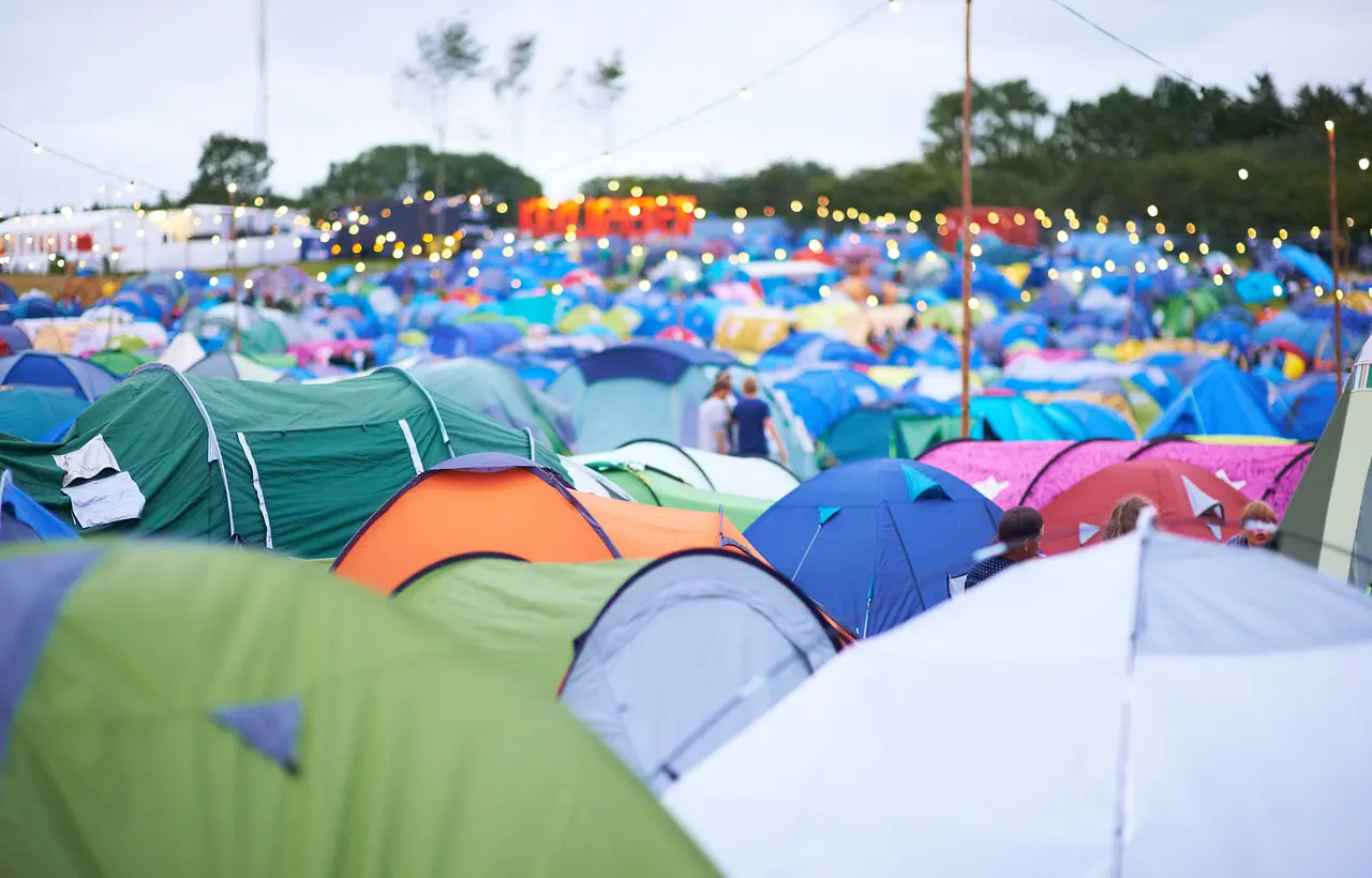 Zeltplatz auf einem Festival - Foto: iStock/PeopleImages