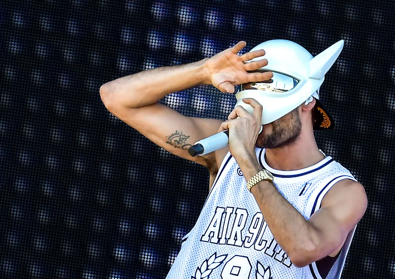 festivals-cro-lollapalooza Cro auf einer Bühne mit Maske - Foto: IMAGO / mix1