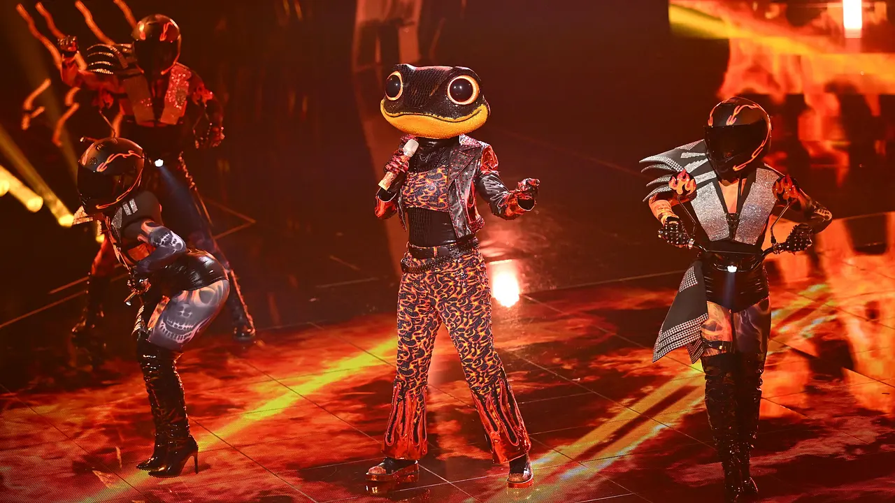 "The Masked Singer" Feuersalamander enttarnt Der Feuersalamander aus der aktuellen 11. Staffel von The Masked Singer - Foto: Joyn/Willi Weber