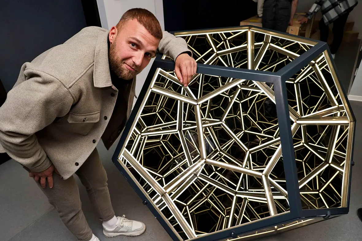 Filip Pavlovic steht neben einer Skulptur im Museum der Illusionen.