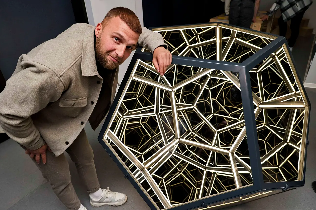 Filip Pavlovic steht neben einer Skulptur im Museum der Illusionen. - Foto:  IMAGO / BREUEL-BILD