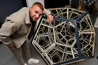 Filip Pavlovic steht neben einer Skulptur im Museum der Illusionen.