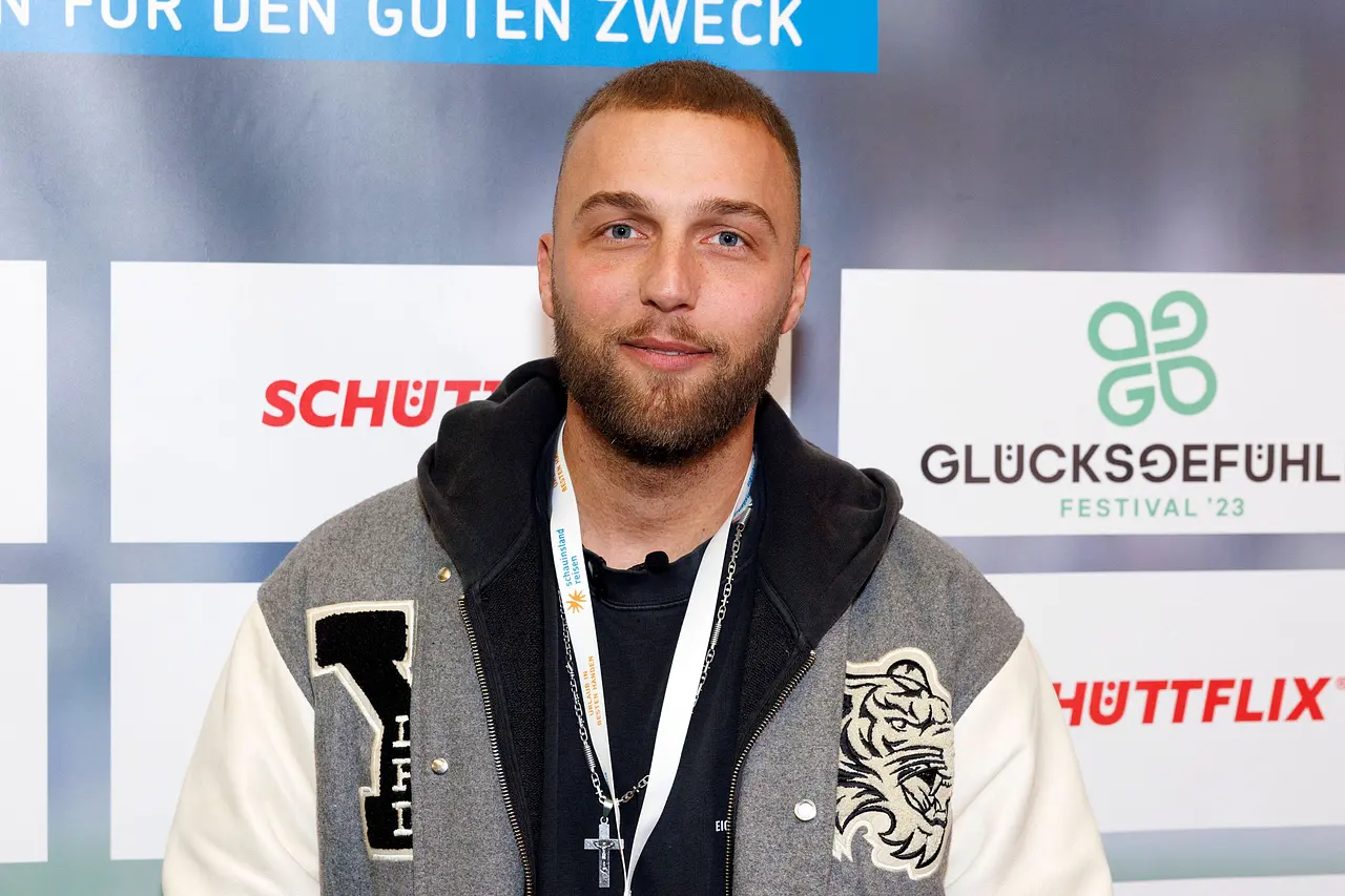 Porträtaufnahme von Filip Pavlović auf dem roten Teppich