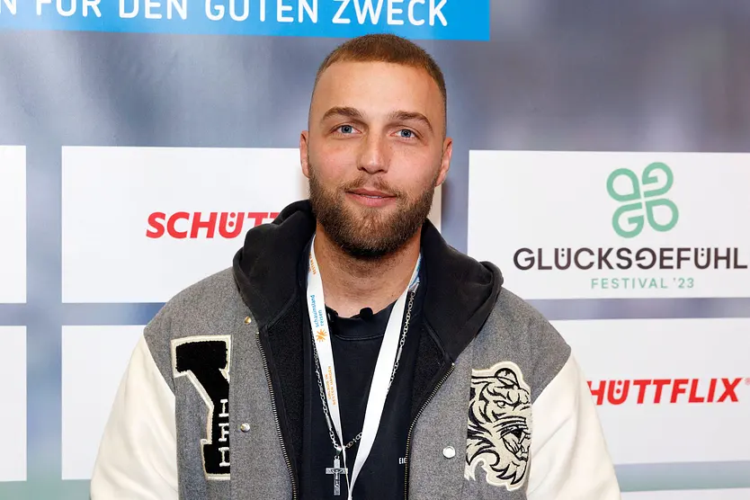 Porträtaufnahme von Filip Pavlović auf dem roten Teppich