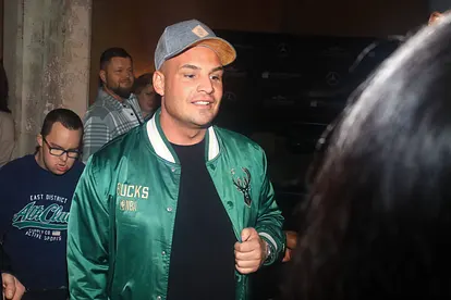 Pietro Lombardi mit Kappe und grüner Jacke schaut angespannt zu Boden. 