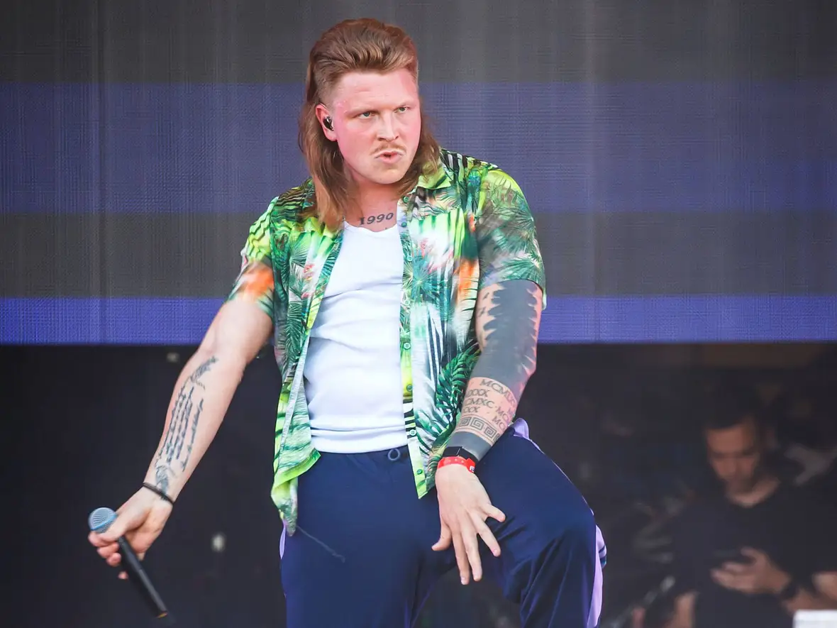 FiNCH ASOZiAL mit Jogginghose & Vokuhila bei einem Auftritt 2019. FiNCH ASOZiAL mit Jogginghose & Vokuhila bei einem Auftritt 2019.